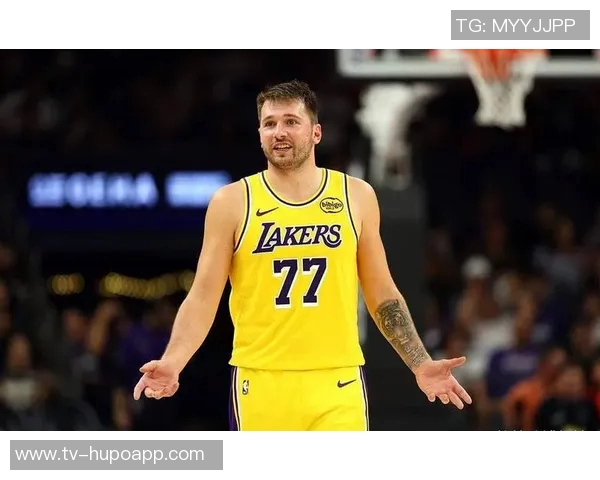 东契奇首节表现轻松自如7投4中斩获13分2板3助1断1帽展现全能实力 东契奇首节表现轻松自如7投4中斩获13分2板3助1断1帽展现全能实力