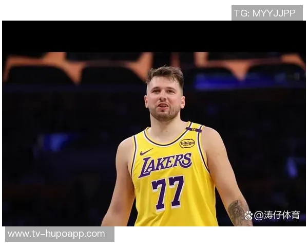 东契奇无奈摊手斯玛特遭大帽瞬间引发全场惊呼